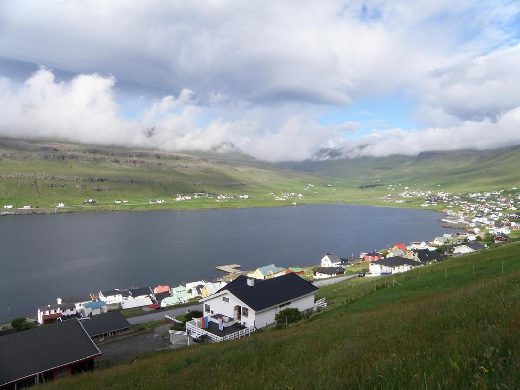 Det Lille Gule Hus Villa Trongisvágur Buitenkant foto